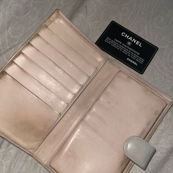 Green pre loved Chanel long wallet a lot of signs of use and wear - Picture 4 of 7